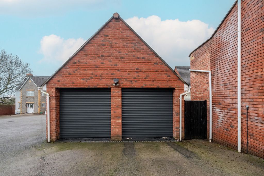 Property photo 2 of 42