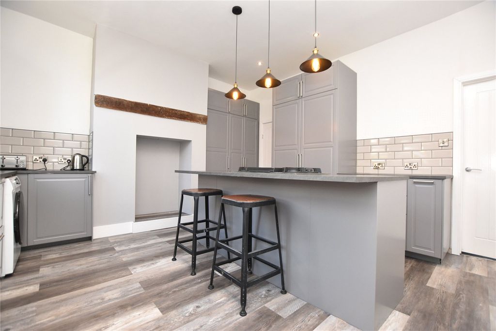 Property photo 2 of 19 Picture No. 16