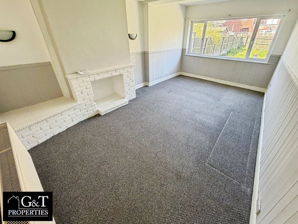 Property photo 2 of 22 Living Room