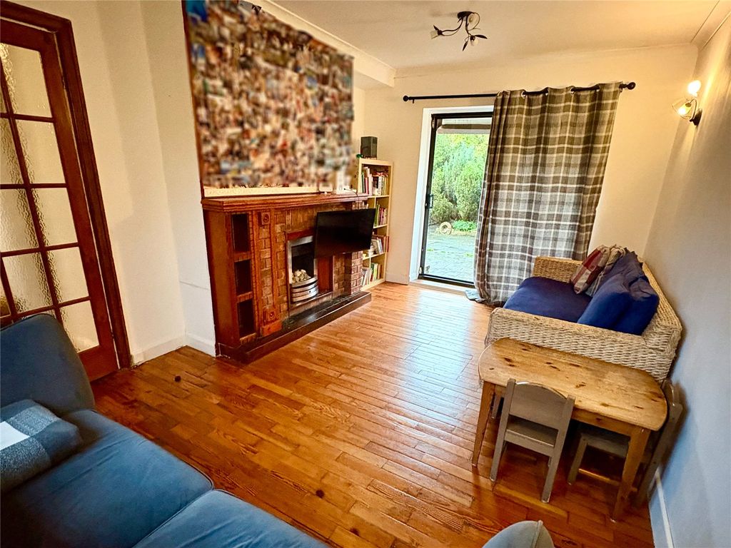 Property photo 3 of 18 Lounge