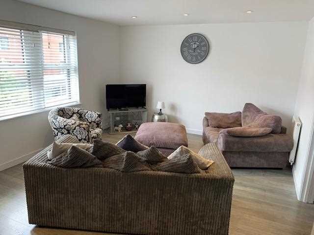 Property photo 3 of 8 Lounge