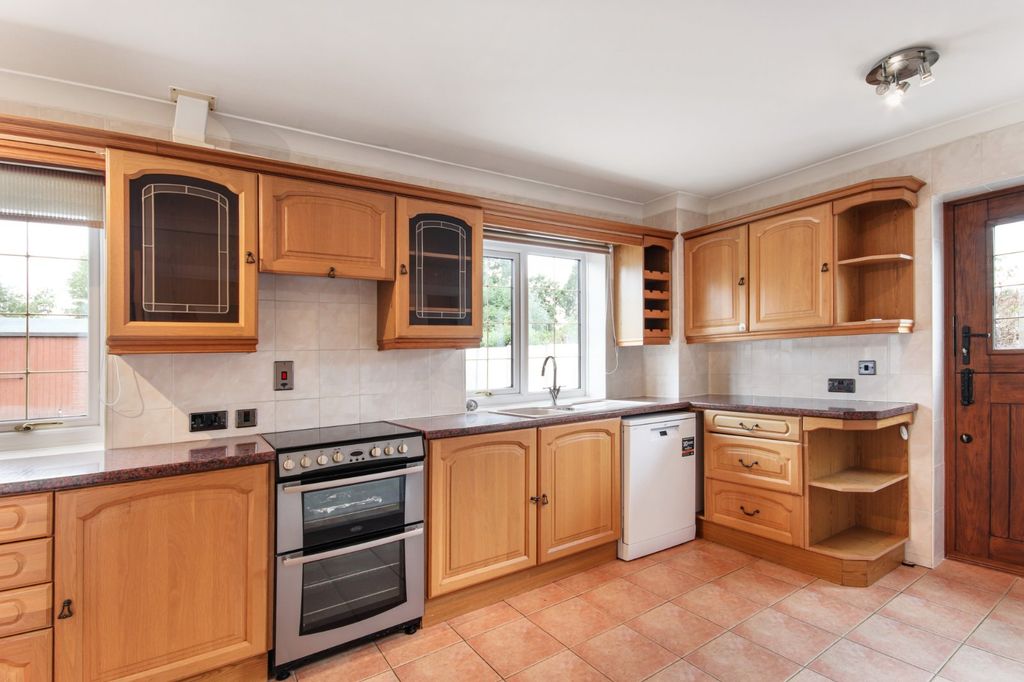 Property photo 3 of 19 Kitchen