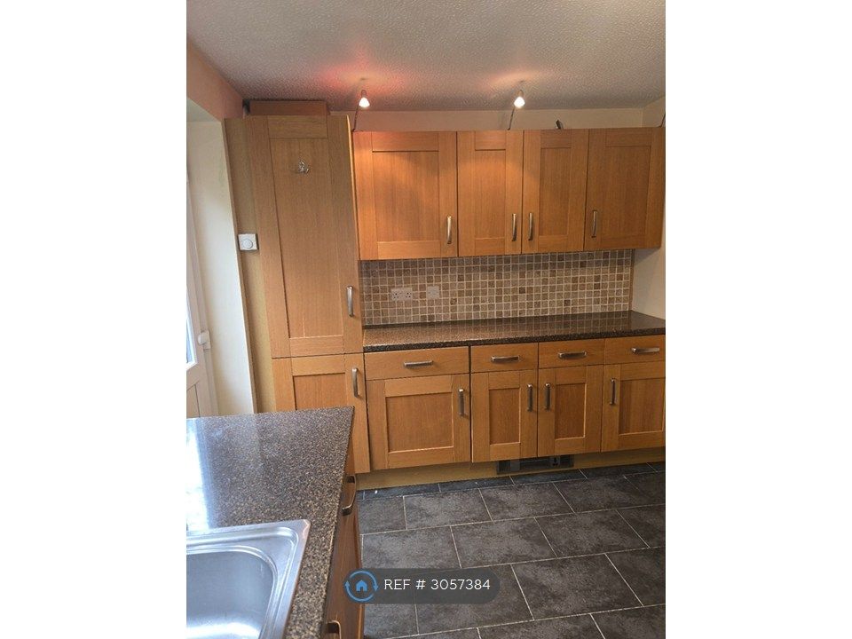 Property photo 3 of 8 Kitchen