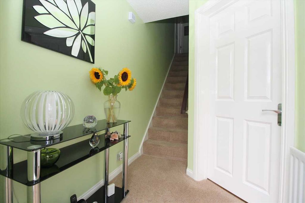 Property photo 2 of 19 Entrance Hall