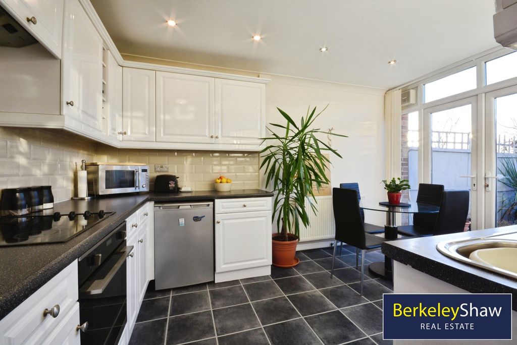 Property photo 2 of 17 Kitchen