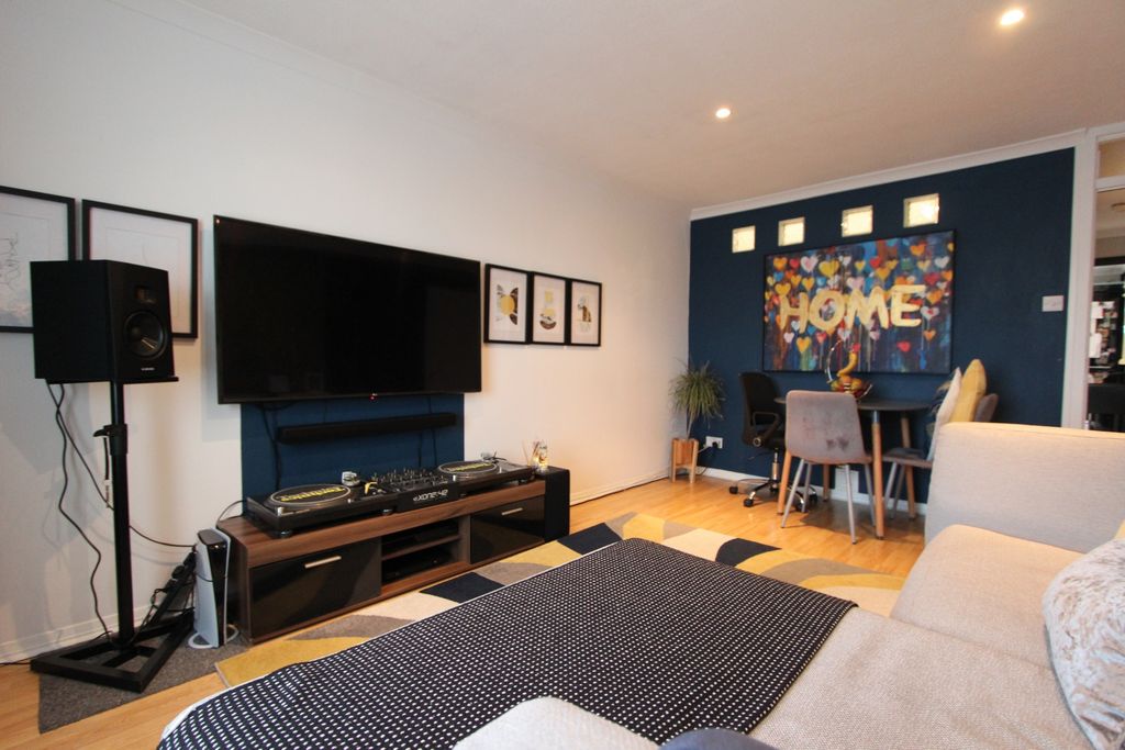 Property photo 3 of 10 Photo 4