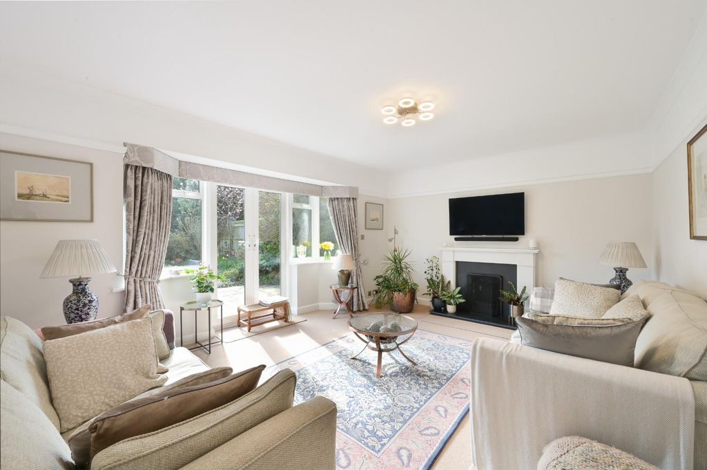 Property photo 3 of 20 Fiddicroft Avenue