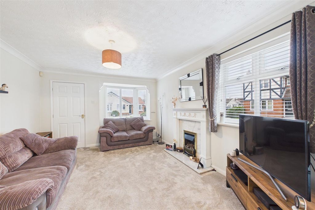 Property photo 3 of 15 Lounge