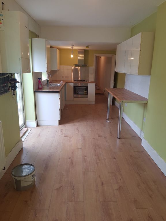 Property photo 1 of 4 A Spacious And Well-Lit Kitchen With Modern Fixtur...