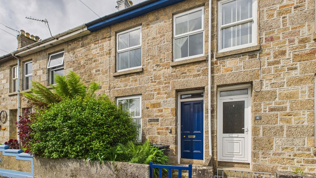 Property photo 1 of 12 3 Bedroom Mid Terrace House For Sale