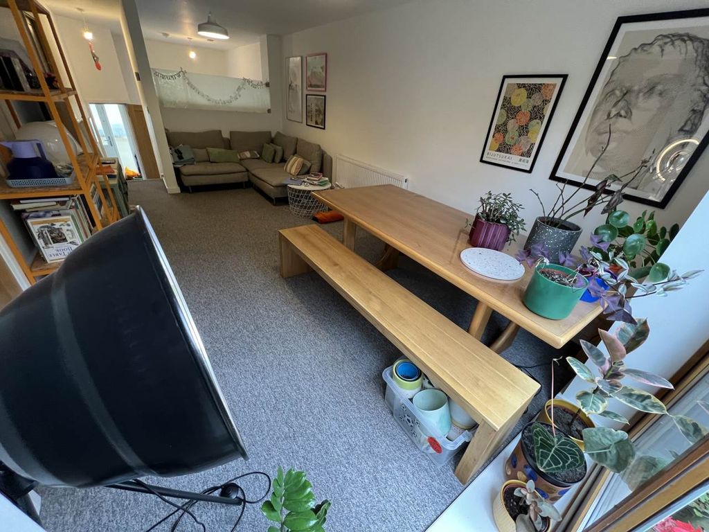 Property photo 3 of 12 Lounge