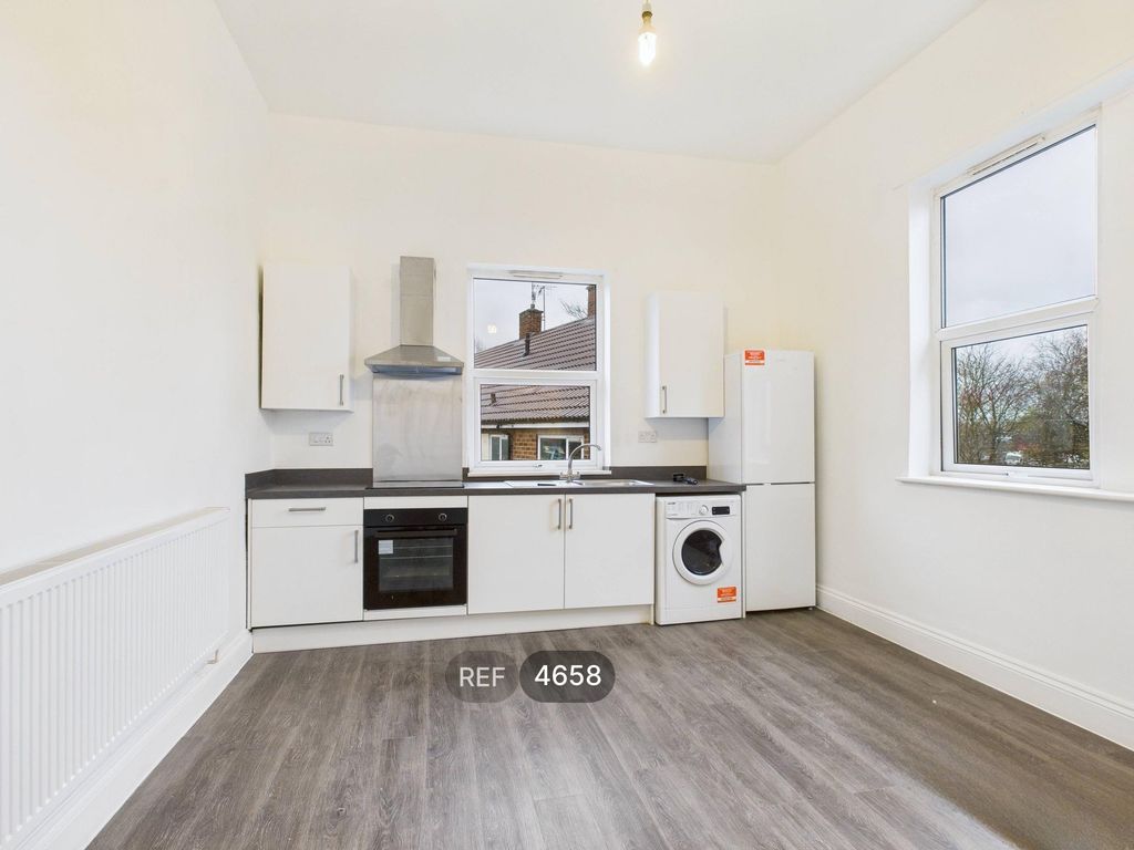 Property photo 3 of 9 Kitchen / Living Area