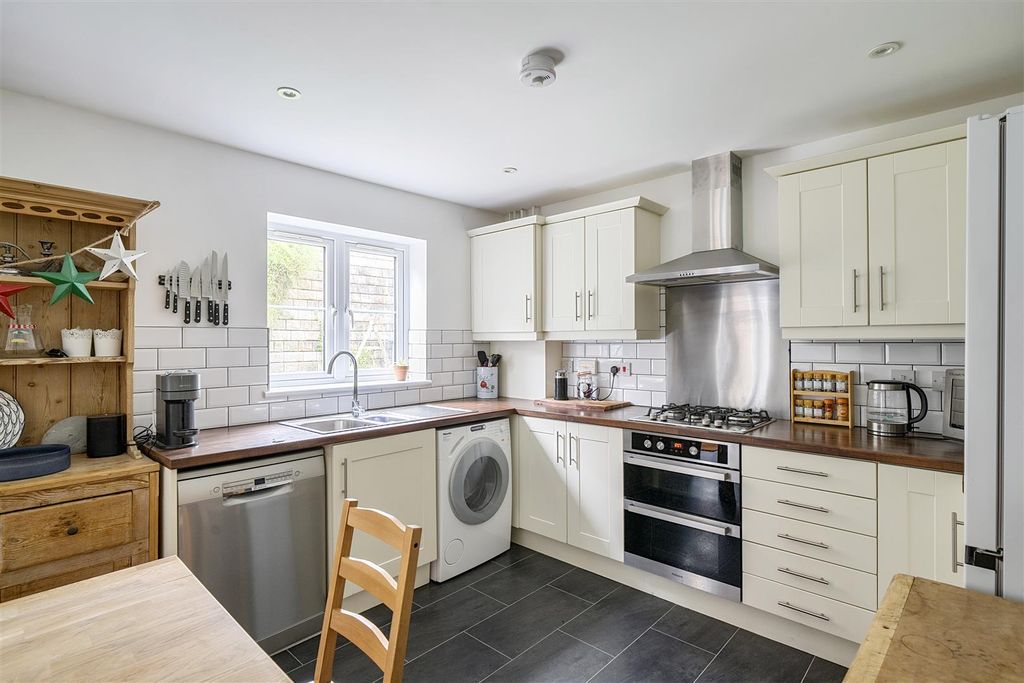 Property photo 3 of 28 Kitchen