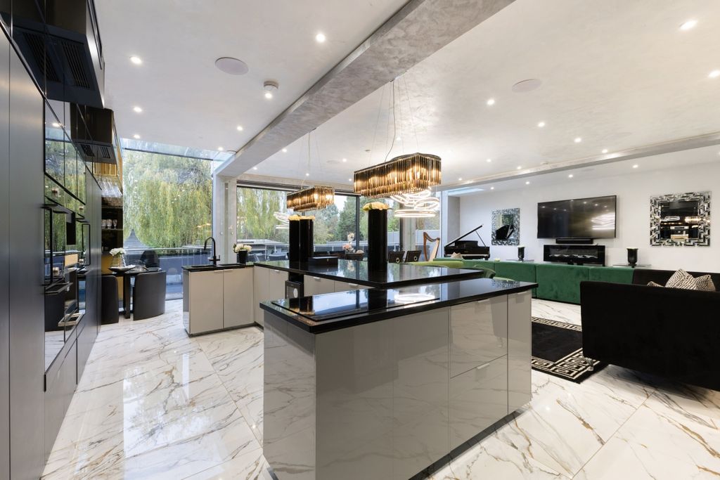 Additional image 12 of 5 bed detached house to rentWaggon Road, Barnet EN4