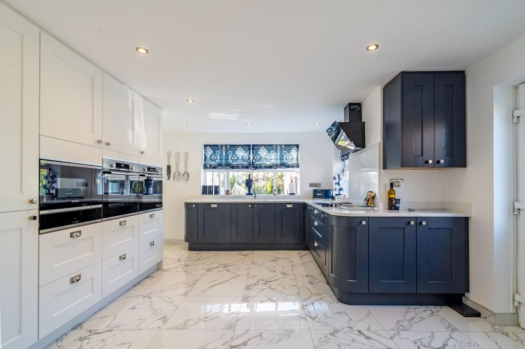 Property photo 2 of 29 Kitchen