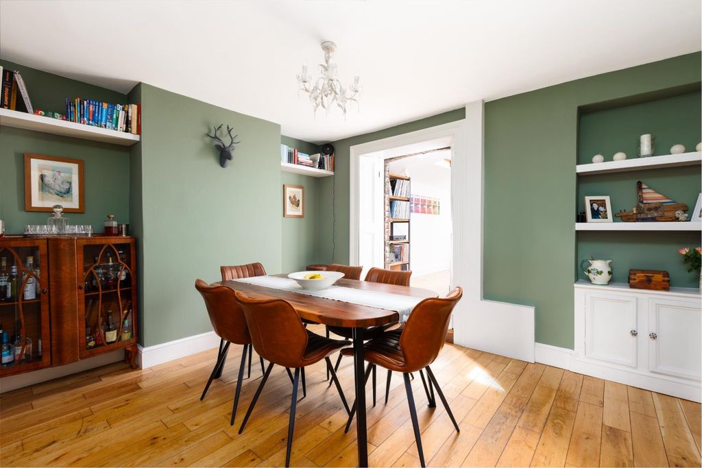 Property photo 3 of 32 104 Downend Road, Bs16-30.Jpg