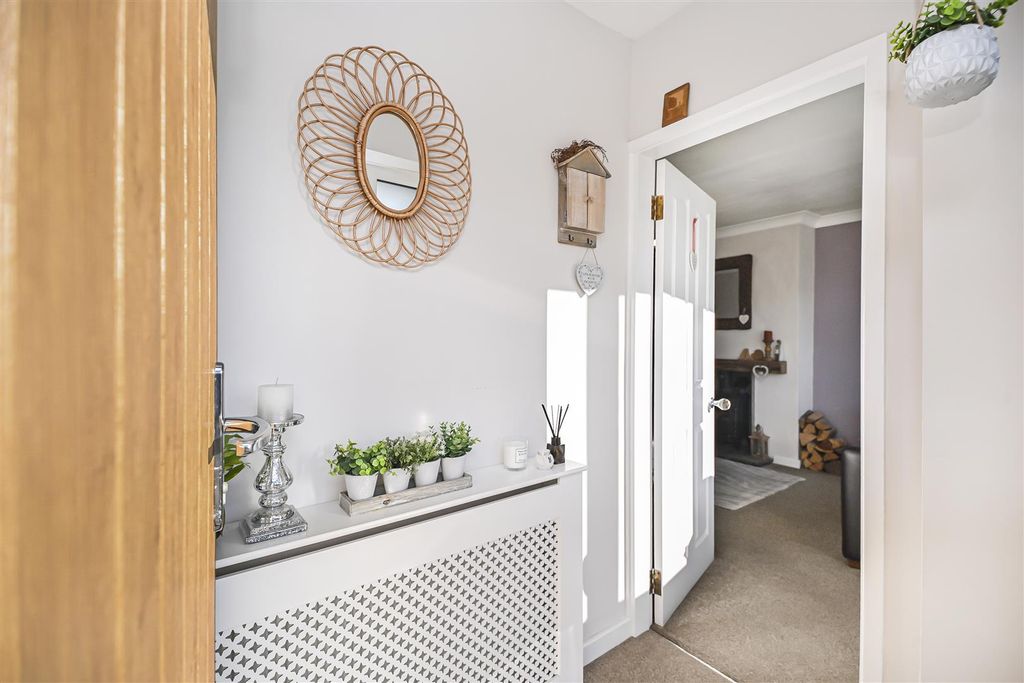 Property photo 2 of 31 17 Thames Avenue Entrance.Jpg