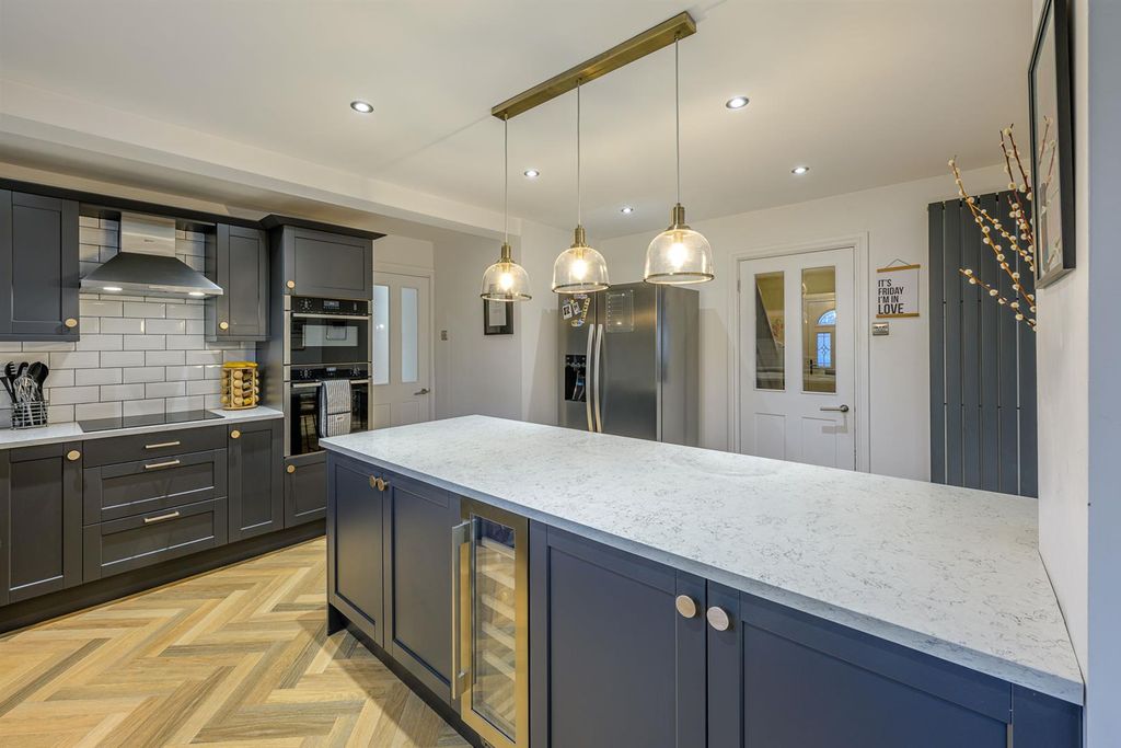 Property photo 2 of 27