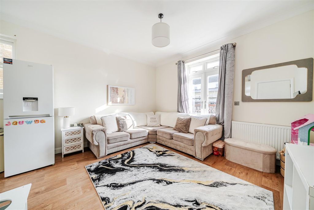 Property photo 3 of 14 Sitting Room