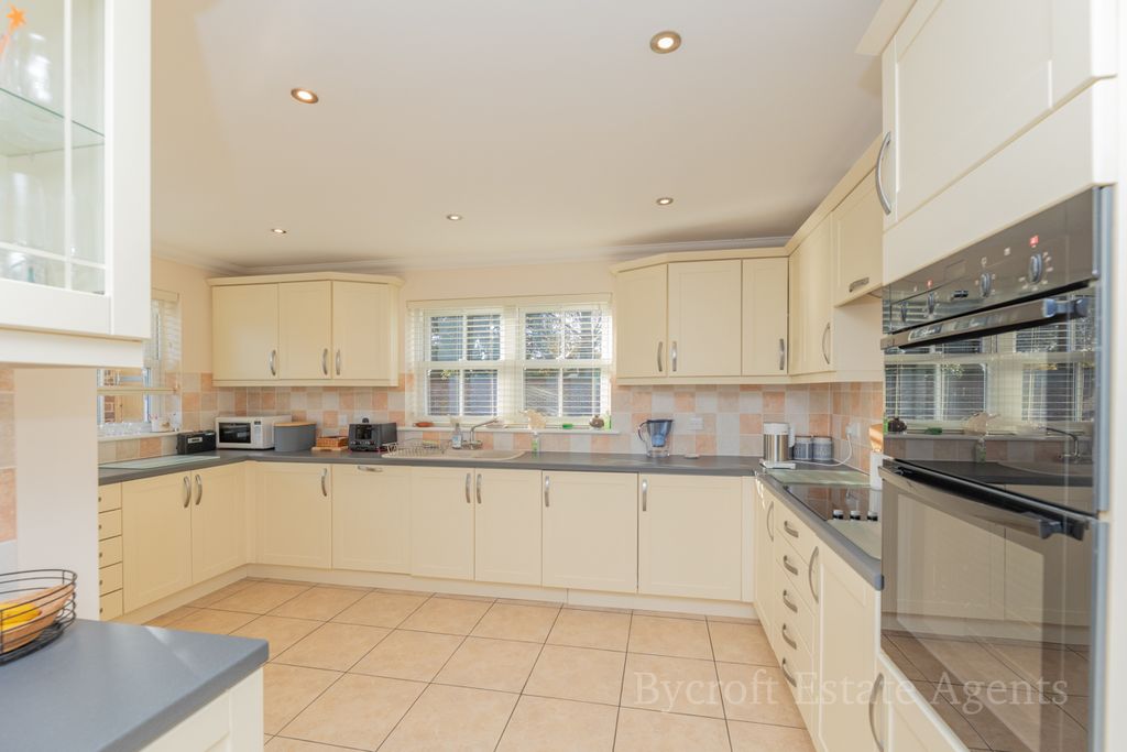 Property photo 2 of 21