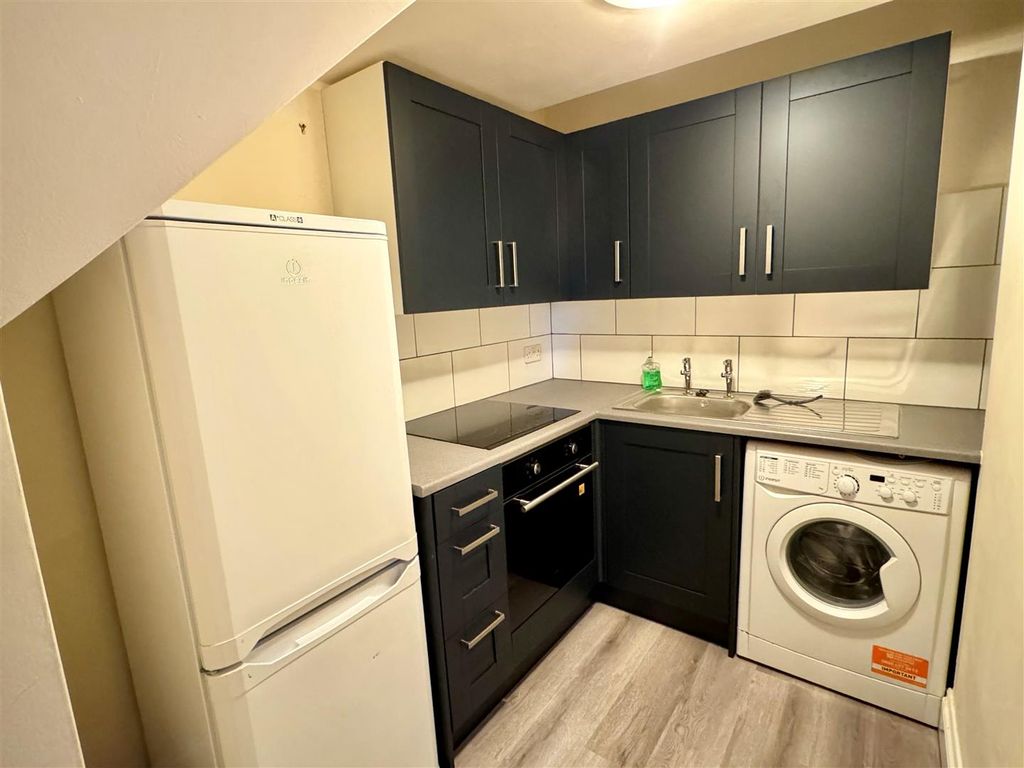 Property photo 3 of 5 Flat 1, 13 Edgcumbe Avenue Kitchen