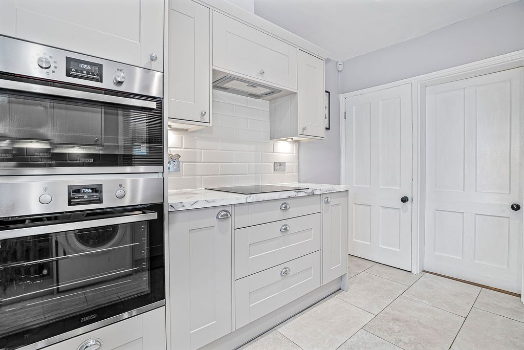 Property photo 2 of 28