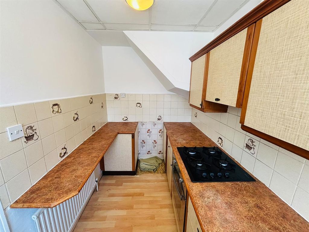 Property photo 3 of 7 Fitted Kitchen: