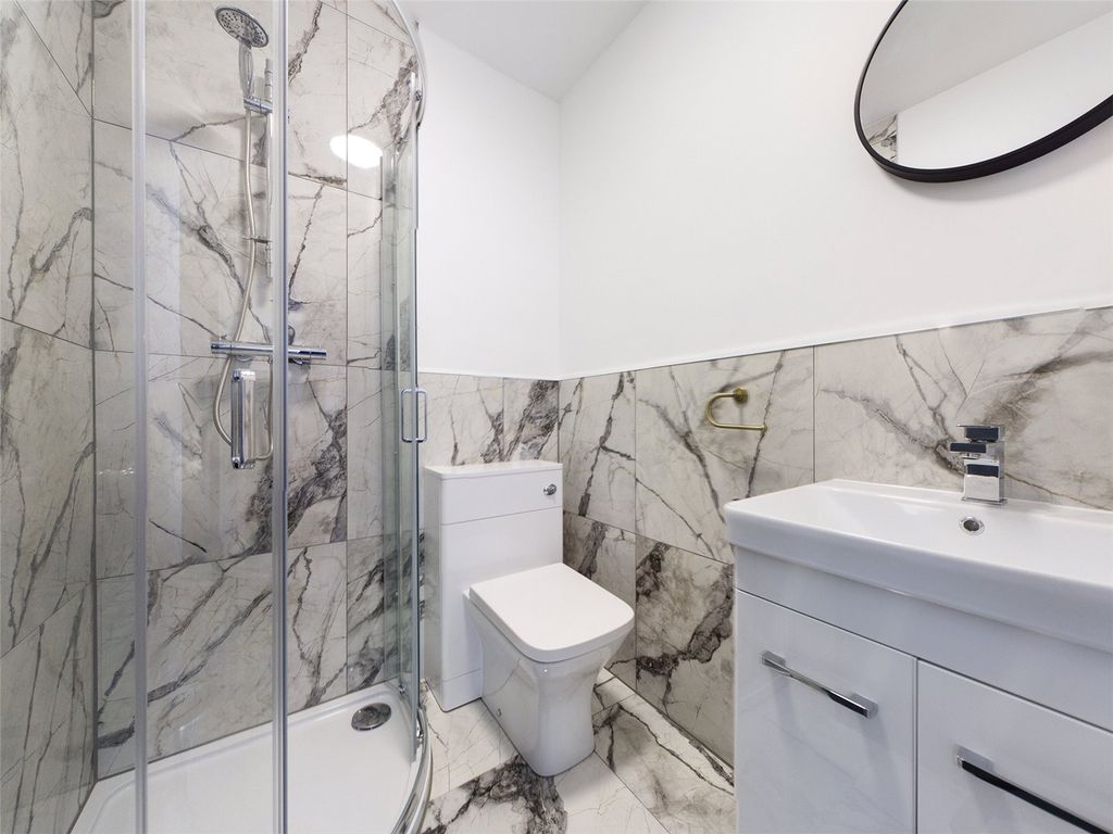 Property photo 3 of 6 Bathroom-Room-To-Ren