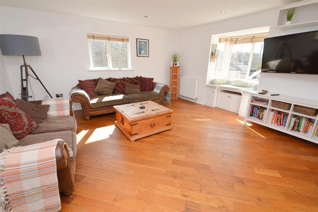 Property photo 3 of 37 Lounge