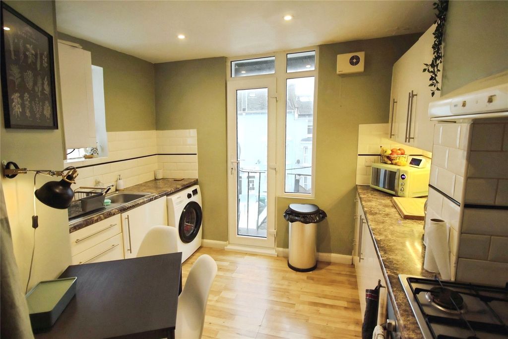 Property photo 2 of 7 Kitchen