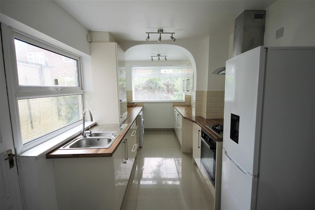 Property photo 3 of 9 Kitchen