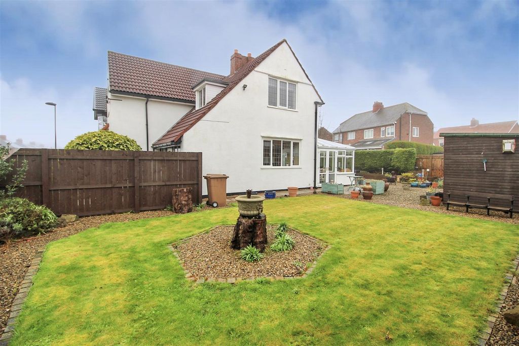 Property photo 2 of 21 Externally