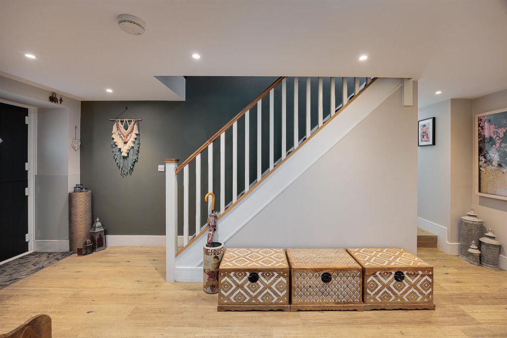 Property photo 3 of 30 Entrance Hall