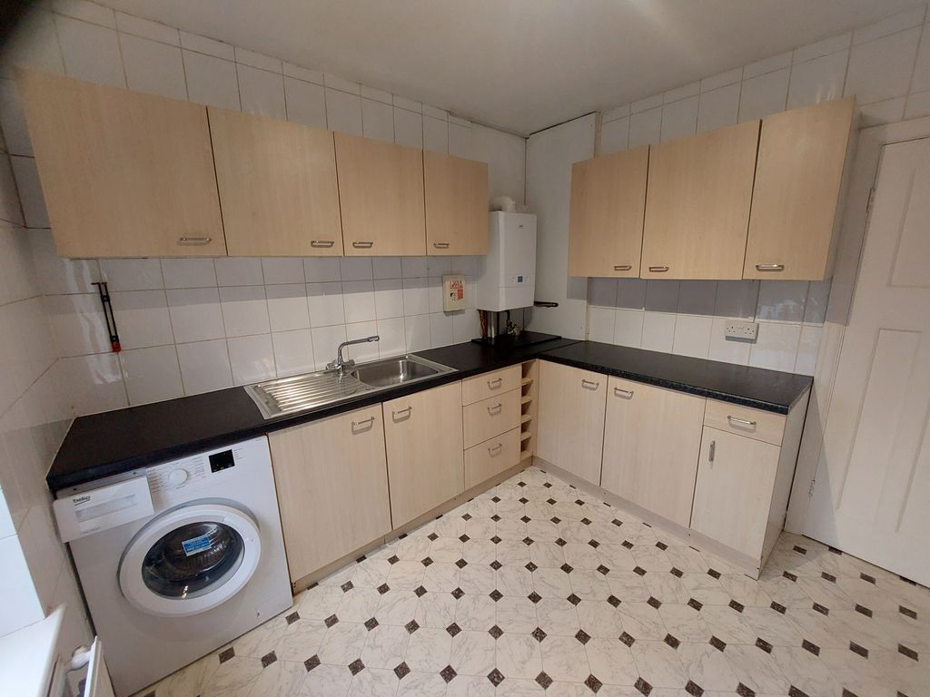 Property photo 2 of 6 Kitchen