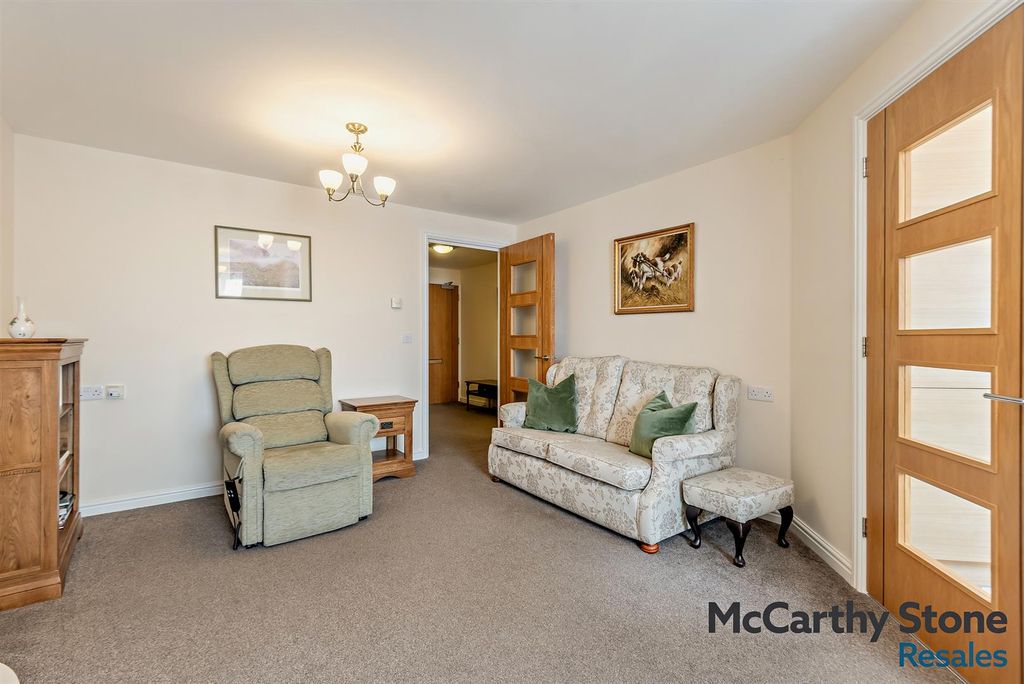 Property photo 3 of 33 8679981-Interior09-800.Jpg