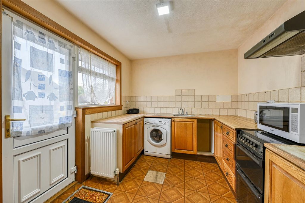 Property photo 3 of 11 Kitchen