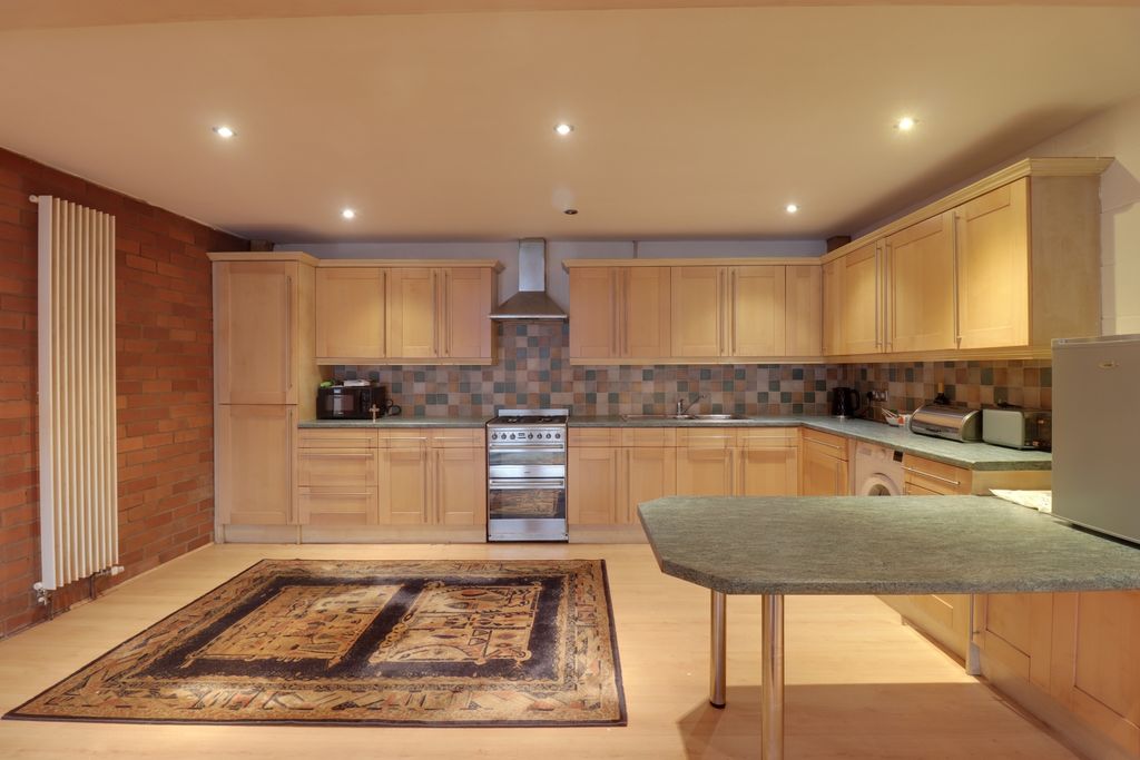 Property photo 3 of 9 Kitchen Lounge