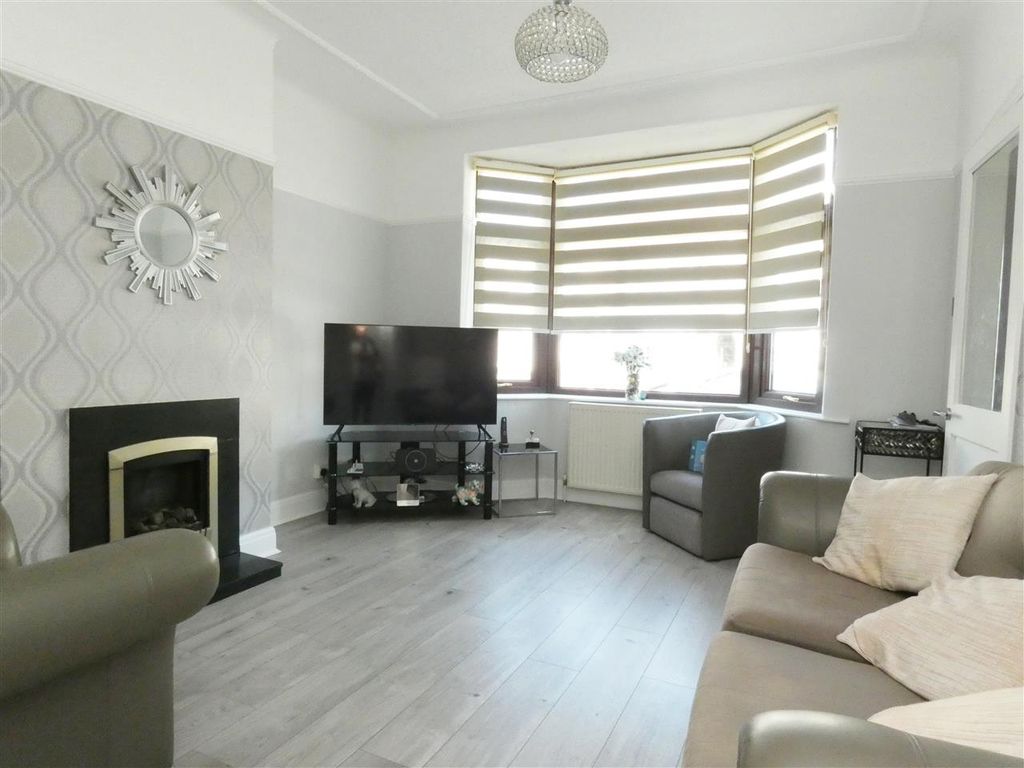 Property photo 3 of 16 Lounge