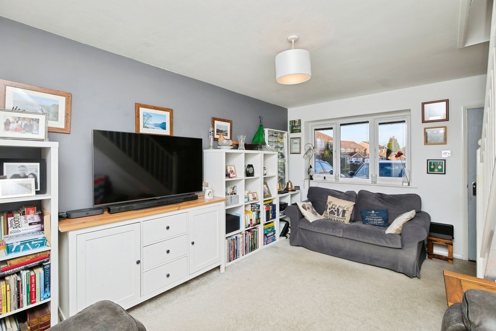 Property photo 3 of 20 Lounge