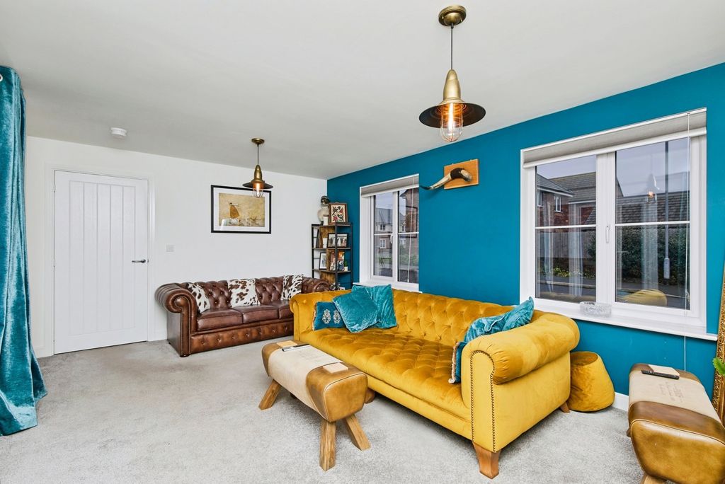 Property photo 3 of 20 Lounge