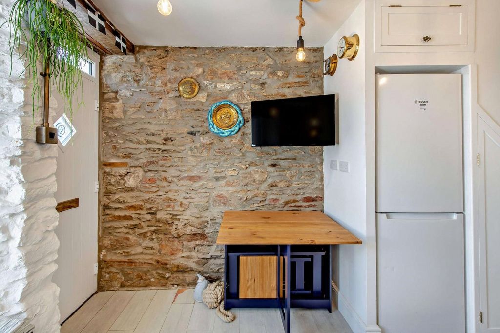 Property photo 3 of 14 Dining Area