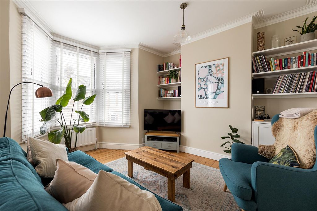 Property photo 2 of 33 Pendlestone Road, E17