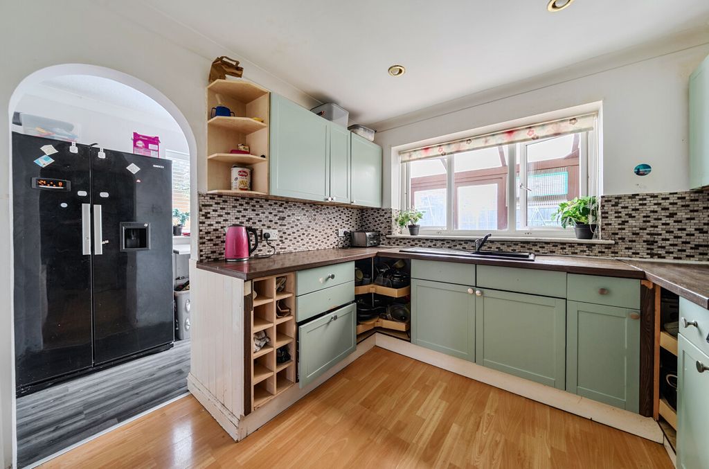 Property photo 3 of 14 1373636-18-6909ee...