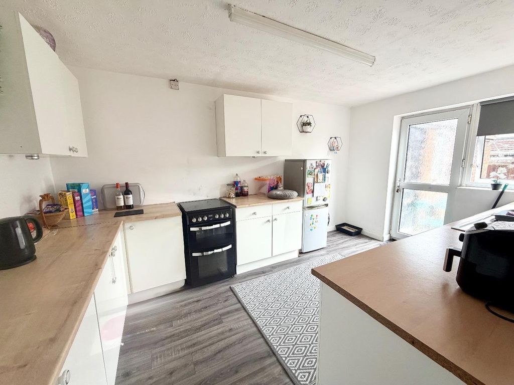 Property photo 2 of 10 Kitchen