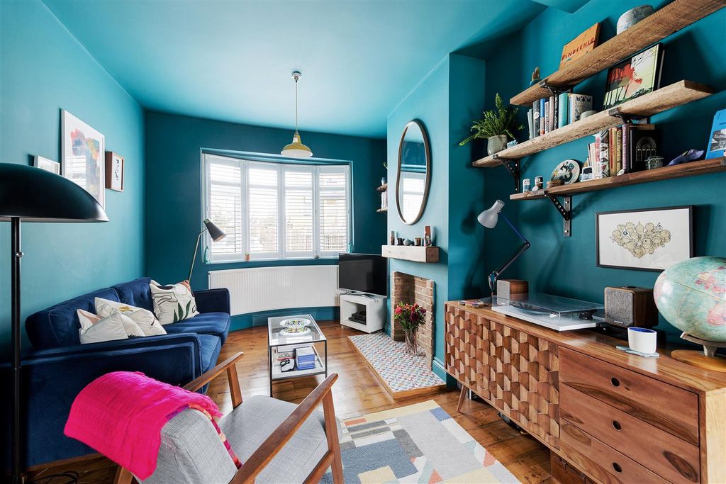 Property photo 2 of 37 Lowther Road, E17