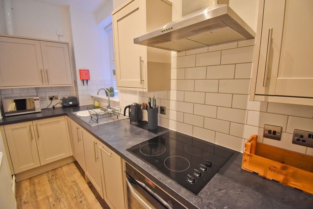 Property photo 3 of 9 Kitchen