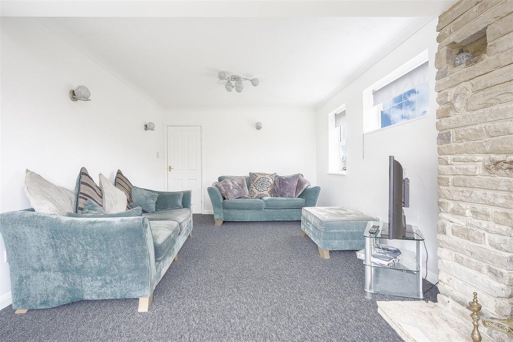 Property photo 3 of 14 Bungalow-Green-Lane-Lower-Kingswood-117.Jpg