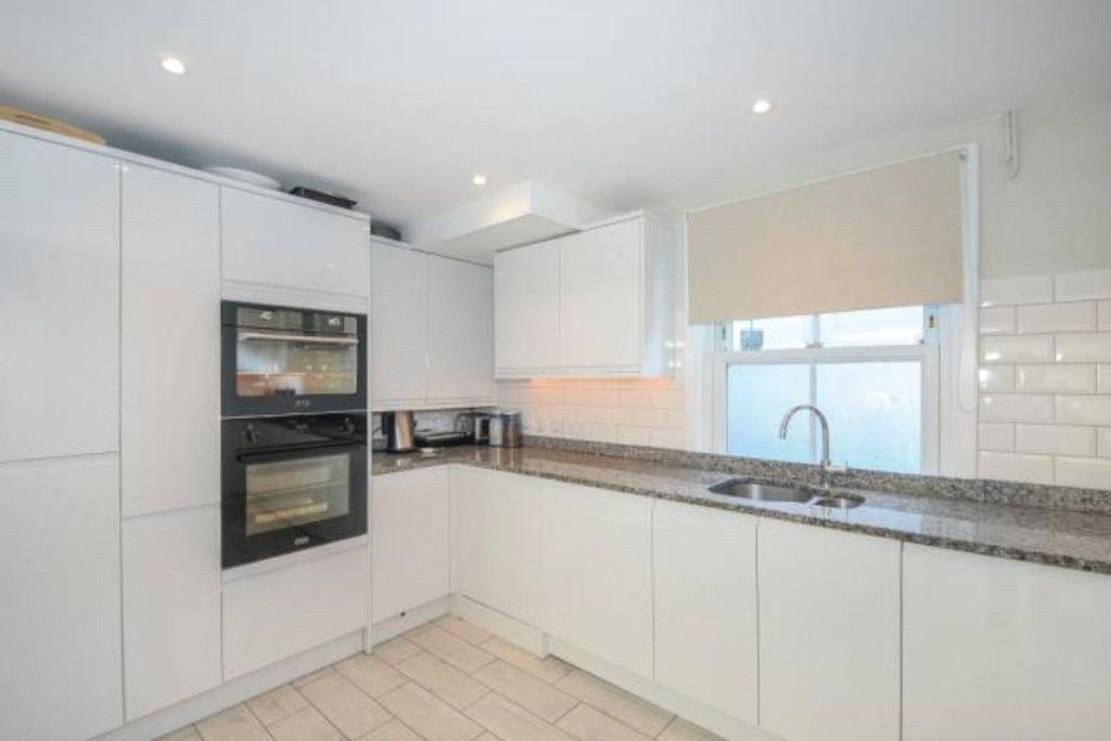 Property photo 3 of 10 Kitchen