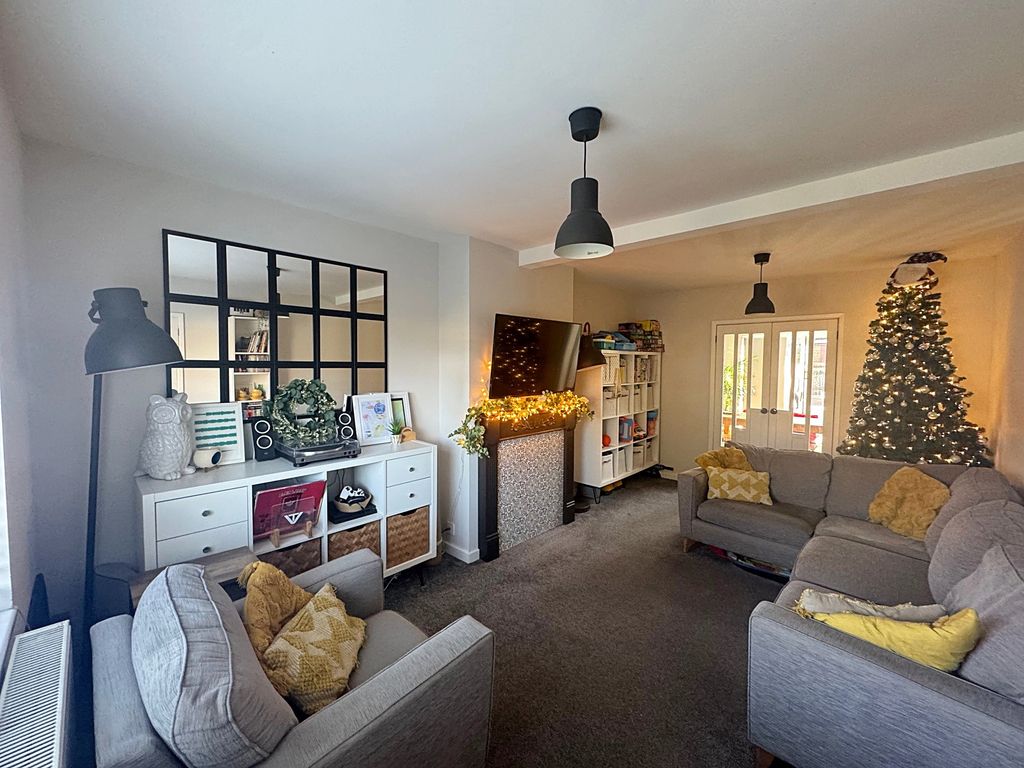 Property photo 3 of 17 Lounge