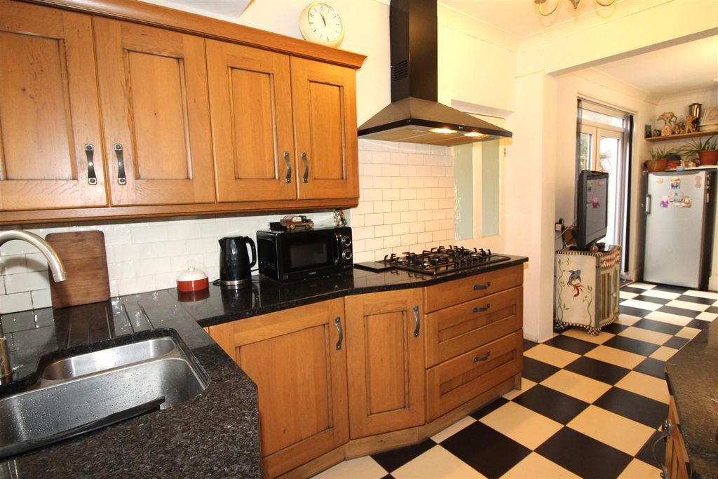 Property photo 3 of 33 Kitchen